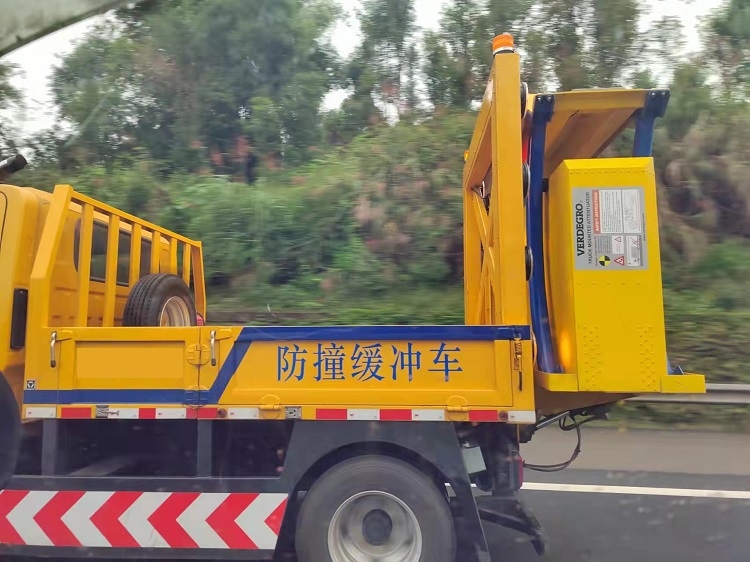 防撞車，防撞緩沖車